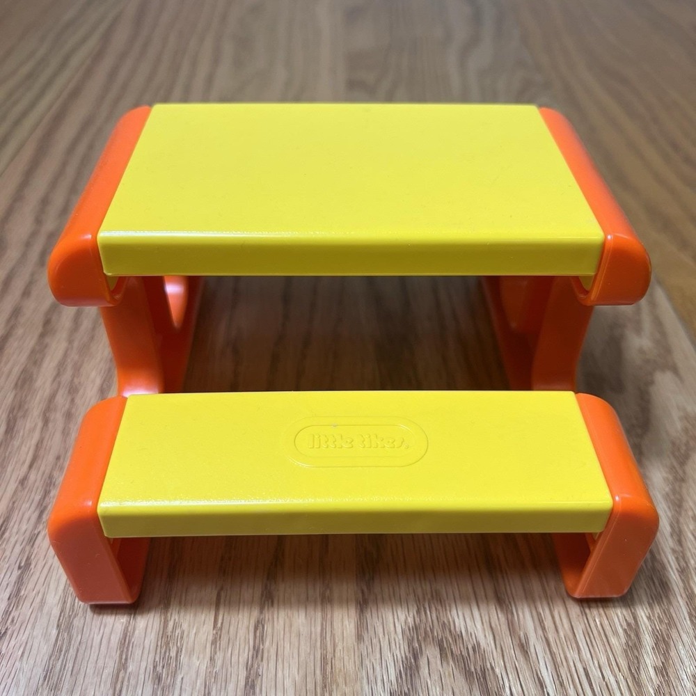 Little Tikes Vintage Dollhouse Patio Furniture Table & 2 Yellow Chairs Picnic - Picture 4 of 12